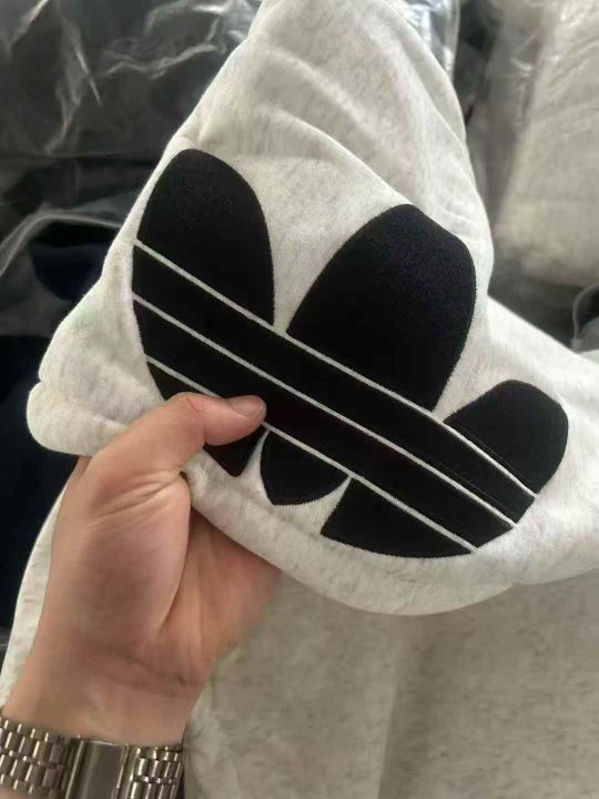 几十件阿迪达斯
