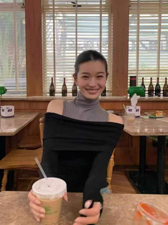 辣妹露肩上衣，两个整