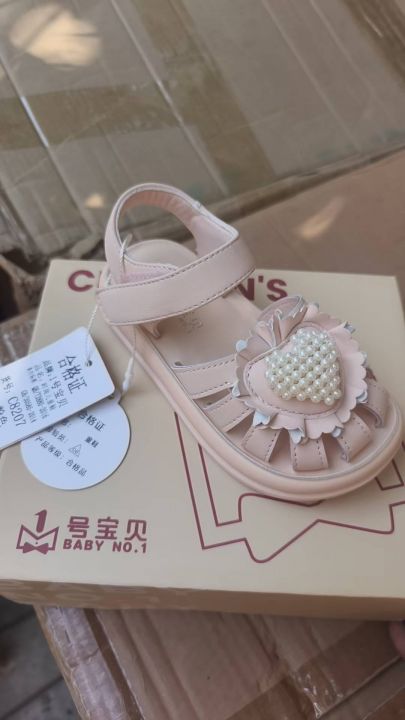 儿童品牌中大童凉鞋。