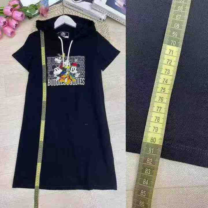 品牌连帽连衣裙，数量